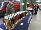 Jana Baurová prodává na Hanáckých farmáských trzích v Perov domácí medovinu a produkty z medu.