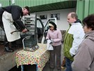 Prodej ivých ryb na Hanáckých farmáských trzích v Perov.