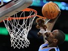 Sergé Ibaka smeuje v pi exhibici NBA s hrakou v ústech.