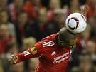 David Ngog z Liverpoolu hlavi�kuje p�ed Tom�em �epkou ze Sparty.