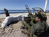 Protivldn povstalci ste u protiletadlovch zbran nedaleko msta Benghz moe, odkud by mohli Kaddfiho vrn zatoit. (28. nora 2011)
