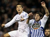 KDO V݊. Cristiano Ronaldo z Realu Madrid a Diego Colotto z La Coruni v hlavikovm souboji.
