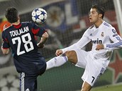 CO PEDVEDE? Cristiano Ronaldo z Realu Madrid (v blm) se sna pehodit Jeremyho Toulalana z Lyonu.