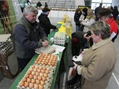 Jana a Stanislav Vojtkovi z Troubek prodvaj na Hanckch farmskch trzch v Perov vajka, vajen tstoviny a krmen pro zvata.