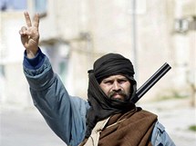 Libyjsk vzbouenec ukazuje vtzn gesto ve mst Zavj (27. nora 2011)