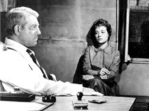 Annie Girardotov a Jean Gabin ve filmu Komisa Maigret klade past (1958)