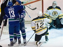 Hokejist Vancouveru jsaj, Tom Kaberle a brank Tim Thomas z Bostonu zpytuj svdom.