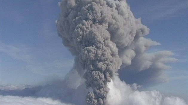 Mrak popela ze sopky Eyjafjallajökull dosahuje výky devíti kilometr.