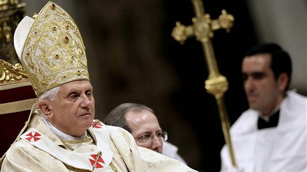 Pape Benedikt XVI. pi plnoní mi ve Vatikánu (24. prosince 2008)