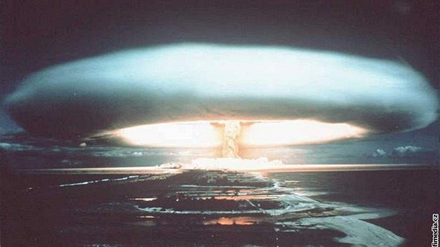 Francouzský jaderný test na atolu Mururoa ve Francouzské Polynésii v 70. letech
