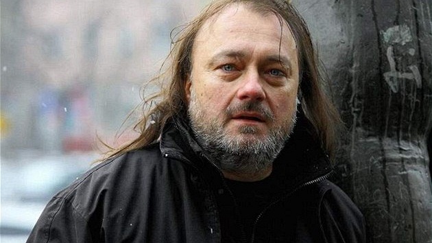 Jakl v knize zd�raz�uje, �e rozhodn� není rasistou a nikdo ho z toho ani nem��e podezírat.
