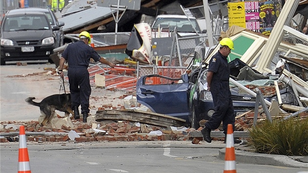Záchranái prohledávají trosky msta Christchurch (23. února 2011)