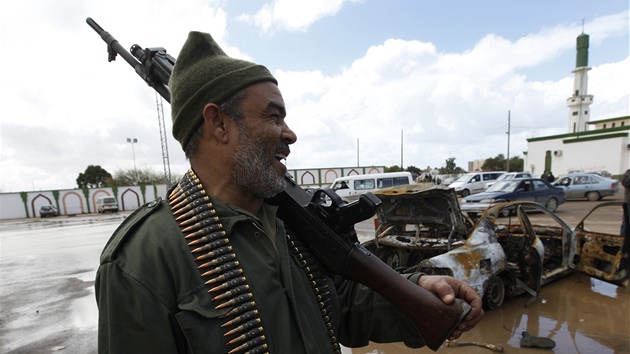 len povstalecké milice na východ Libye  (24. února 2011)