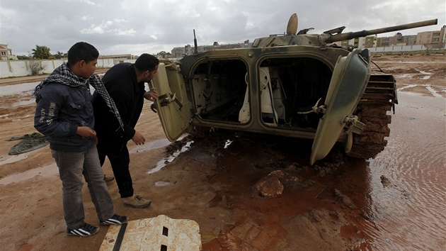 Libyjci si na pedmstí Banghází prohlíí tank, který za sebou zanechaly Kaddáfího jednotky  (24. února 2011)