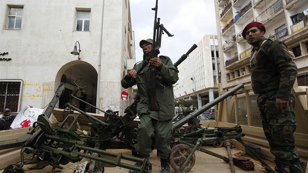 Písluníci protivládní milice v Benghází  (24. února 2011)