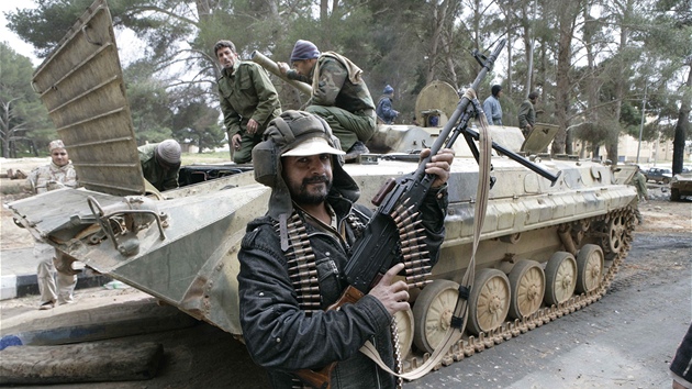Na Tripolis! Libyjtí vzbouenci dovádí na oputném tanku (25. února 2011)