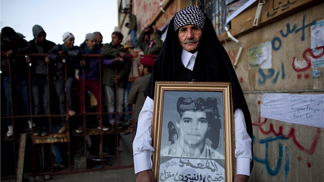 Muedník Fathí Alfiturí Moftah. Libyjec ukazuje portrét svého píbuzného v Benghází.  (27. února 2011)