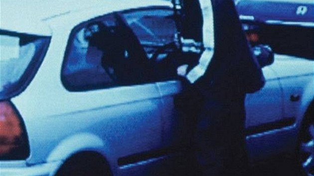 Podez�elý, který z�ejm� sebral batoh z auta, toho m�l podle policie na sv�domí víc. Ilustra�ní foto