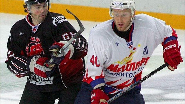 Jaromír Jágr (vlevo) v dresu ruského týmu Avangard Omsk v prvním zápase na domácím ledu.