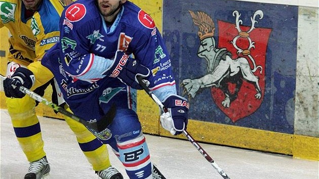 Ústí - Chomutov, hostující Petr Domin stíhán domácím Vladimírem Gýnou.