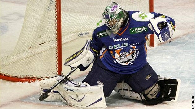 Kladno - Sparta, branká� domácích Miroslav Kop�iva.