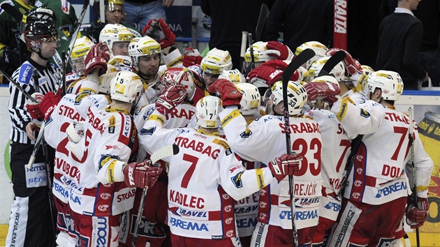 Hokejisté Slavie se radují po vítzném obratu v duelu s Karlovými Vary.