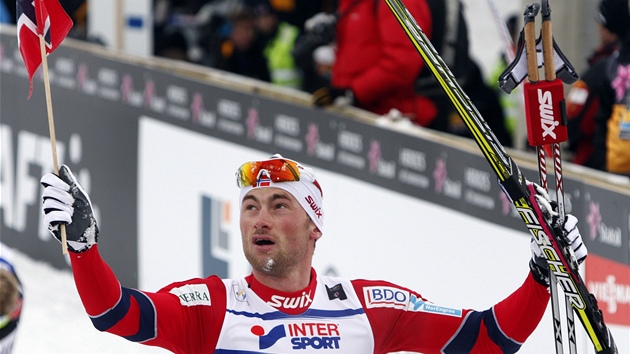 VTZ. Skiatlon na 30 kilometr na MS v Oslu ovldl domc borec Petter Northug.