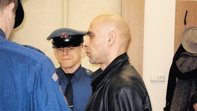 Recidivista Roman Koki ob�alovaný z brutálního znásiln�ní u plze�ského soudu