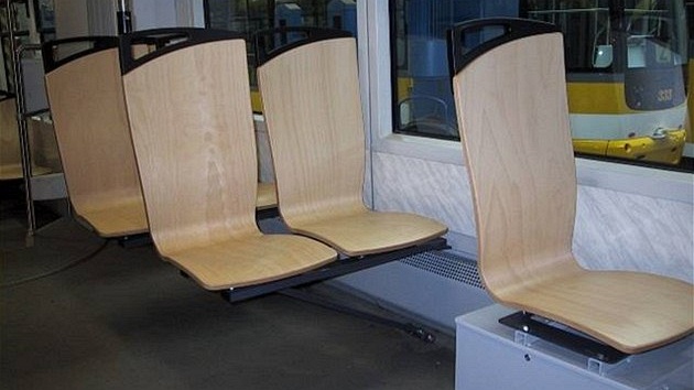 Nové devné sedaky v plzeské tramvaji