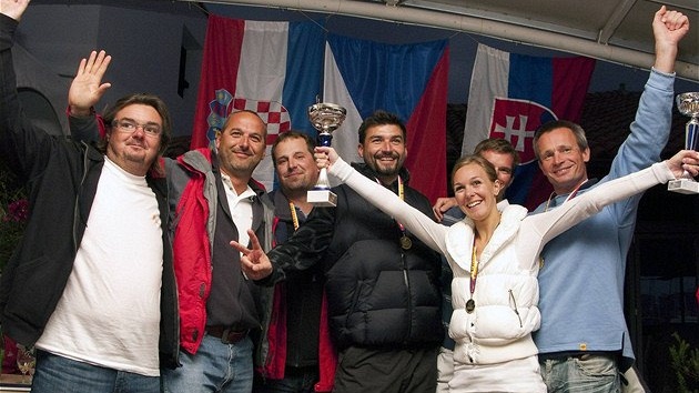 Vít�zný tým Marcela Mourka (uprost�ed) z �esko-slovenského �ampionátu sériových jachet na chorvatském Jadranu