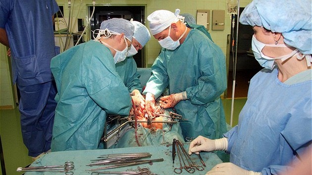 Lékai v karlovarské nemocnici provádjí operaci prostaty novou metodou.