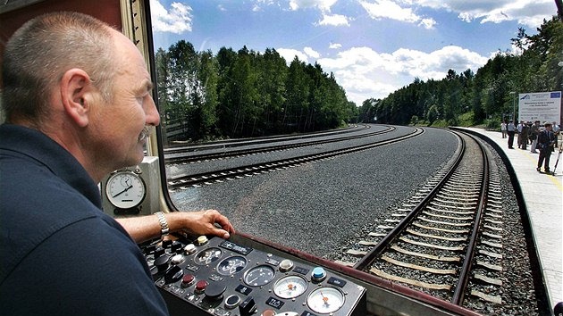 Správce �eské �eleznice chystá výstavbu nové rychlostní dráhy z Plzn� do �eské Kubice. Práv� v téhle obci u� má koleji�t� parametry rychlodráhy. P�estavba se tu odehrála loni. 