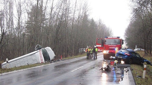 Následky dopravní nehody u Touimi, kde pi sráce osobního auta s dodávkou jeden idi zahynul a druhý utrpl tké zranní