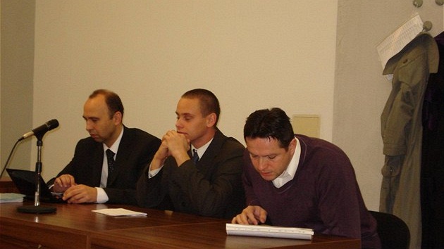 Policisté Vlastimil Hladík a Vlastimil Kanta  (zprava) se svým odvokátem Petrem Vlachem u okresního soudu Plze�-m�sto