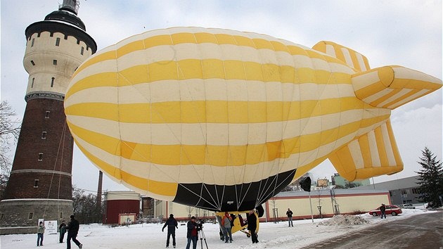 Vzducholo� p�ipravená k odletu na nádvo�í plze�ského pivovaru