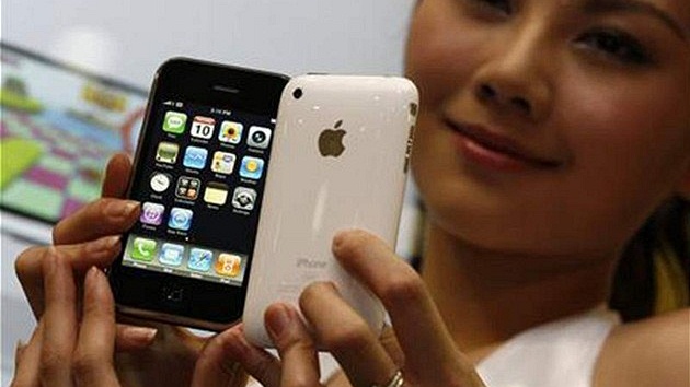 Populární iPhone si od pítího roku budou moci koupit i íntí uivatelé.