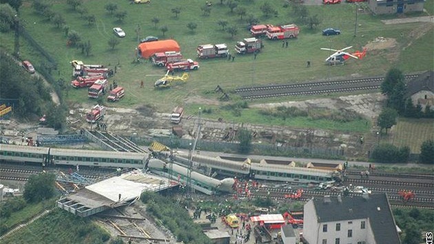 Letecký snímek vlakového netstí u Studénky (8. 8. 2008)