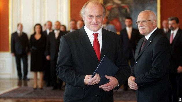 Ministr pro lidská práva Michael Kocáb s prezidentem Václavem Klausem p�i jmenování na Pra�ském hrad�. (8.9.2009)