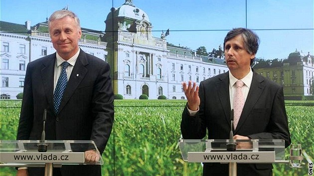 Kon�ící premiér Mirek Topolánek a nový premiér Jan Fischer ve Strakov� akademii. (8.5.2009) 