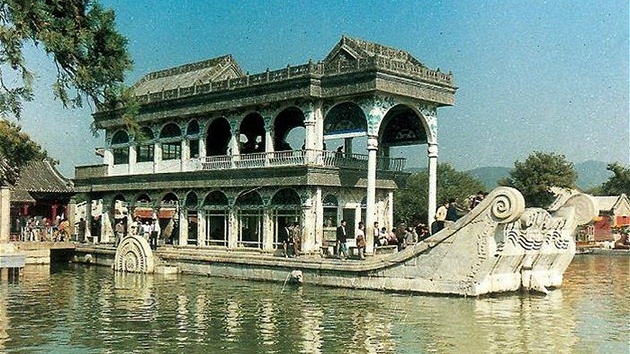 Mramorová lo� klame u� svým názvem, je toti� �áste�n� vyrobená ze d�eva.