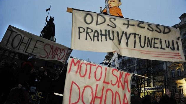 Demonstrace odprc koaliní spolupráce mezi ODS a SSD na praské radnici na Václavském námstí. (17. 11. 2010) 