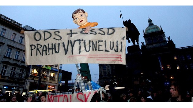 Demonstrace odp�rc� koali�ní spolupráce mezi ODS a �SSD na pra�ské radnici. (Václavské nám�stí, 17. 11. 2010) 