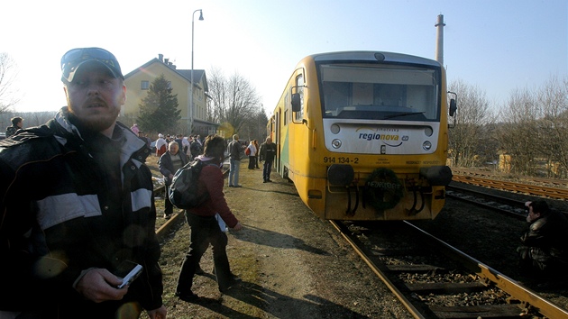 V únoru 2011 se lidé louili s vlaky na trati Netolice - Dívice.