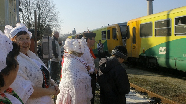 V sobotu se na nádraí v Netolicích louili lidé s vlaky na trati Netolice - Dívice. Na poslední jízdu lokálky se pily podívat stovky lidí.