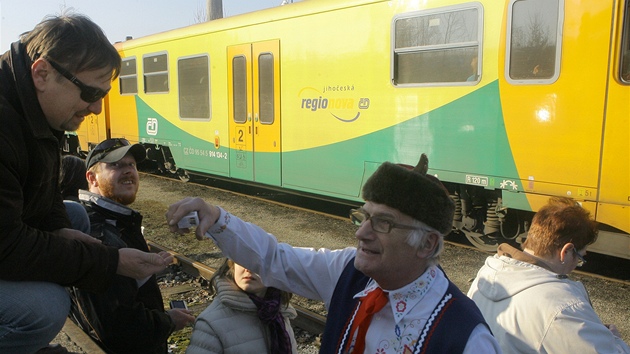 V únoru 2011 se lidé louili s vlaky na trati Netolice - Dívice.