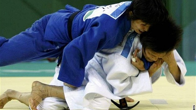 Sien Tung-mej (v bílém), judo