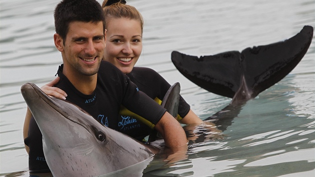 Novak Djokovi s pítelkyní Jelenou Ristiovou si ped startem turnaje v Dubaji zaplavali s delfíny