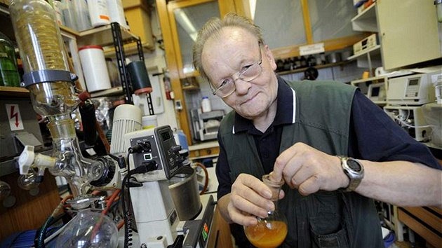 Profesor Antonín Holý ve své laborato�i v Ústavu organické chemie a biochemie Akademie v�d