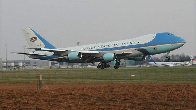 Pistání Air Force One na dráhu 24 letit Ruzyn