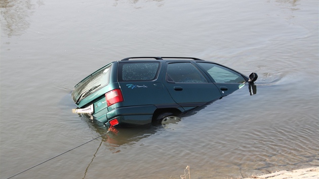 atetí hasii vylovili kradené auto z Ohe 